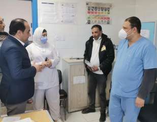 وزير الصحة يطلع على تقرير...