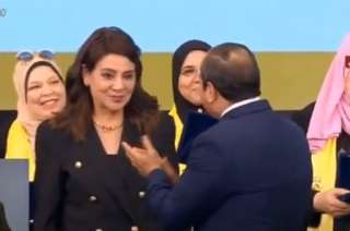 بالفيديو.. .. الرئيس السيسي يكرم...