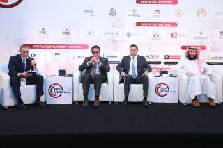 وزير الصحة يستعرض فرص الاستثمار...