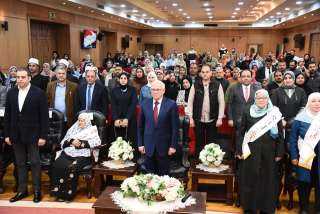محافظ بورسعيد يكرم الأم المثالية...