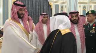 بالفيديو.. تواضع بن سلمان يشعل...