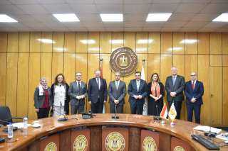 وزير القوى العاملة يلتقي وفداً...