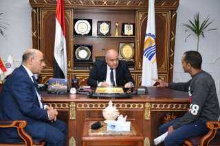 محافظ قنا يواصل استقبال المواطنين...