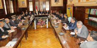 وزير الزراعة يبحث مع قيادات...