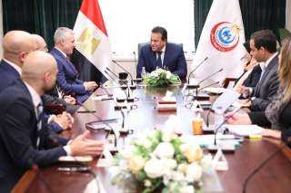 وزير الصحة يناقش تطوير الخدمات...