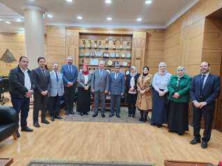 رئيس جامعة بنها يستقبل وفد...