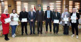 محافظ الشرقية يكرم الأطباء البيطريين...
