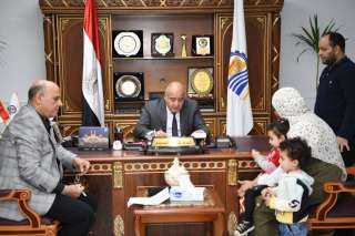 محافظ قنا يواصل استقبال المواطنين...