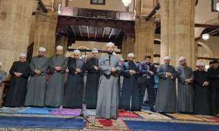 آلاف المصلين يؤدون العشاء والتراويح...