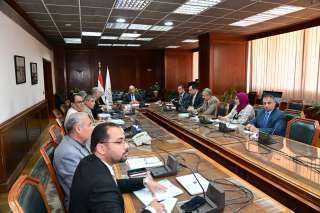 وزير الرى يتابع موقف مشروعات...