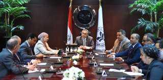 رئيس هيئة الاستثمار يبحث مع...