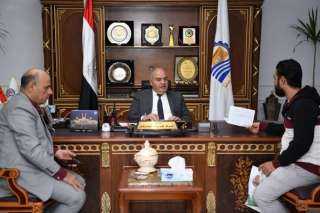 محافظ قنا يواصل استقبال المواطنين...