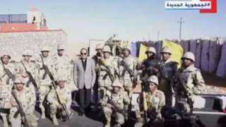 الرئيس السيسي يلتقط صورة تذكارية...