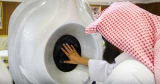 شئون الحرمين تطيب الحجر الأسود...