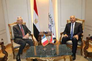 وزير النقل يبحث مع السفير...