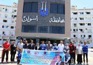 محافظ أسوان يعطى إشارة البدء...