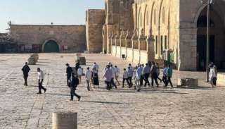 عشرات المستوطنين يقتحمون باحات المسجد...
