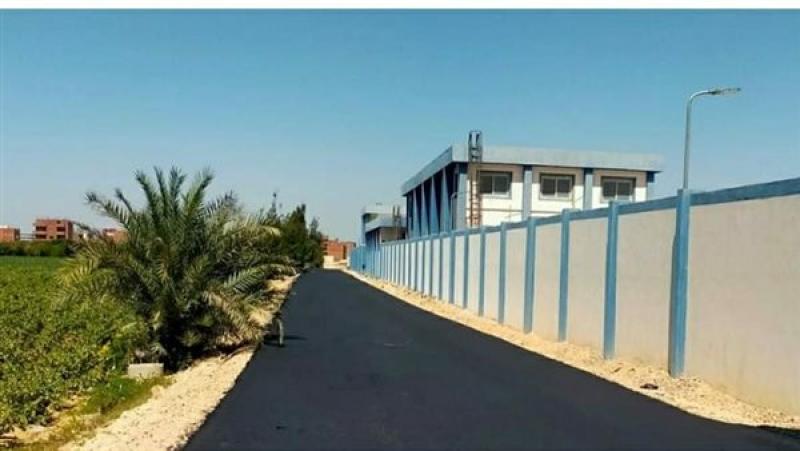 رصف طريق محطة الصرف الصحي ببدر