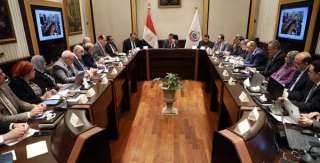 وزير الصحة: الانتقال تدريجياً للعمل...