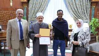 احمد الطيب يكرم الشاب السوداني...