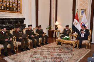وزير الصحة يناقش مع مدير...