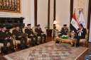 وزير الصحة يناقش مع مدير...