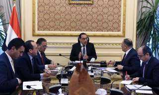 مدبولى يستعرض مع مدير المركز...