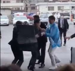 فيديو يوثق لحظة إلقاء القنبلة...