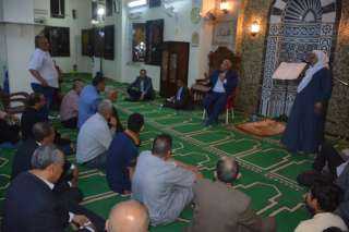 محافظ الوادي الجديد يؤدي التراويح...