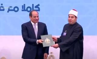 الرئيس السيسى يكرم عددا من...