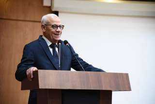 محافظ بورسعيد يلتقي العاملين بإدارات...