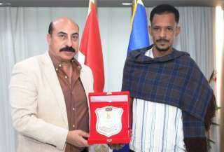 محافظ أسوان يكرم الشاب السودانى...