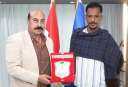 محافظ أسوان يكرم الشاب السودانى...