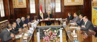 القصير يبحث مع مسئولى غرفة...