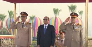 الرئيس السيسي يضع إكليلا من...
