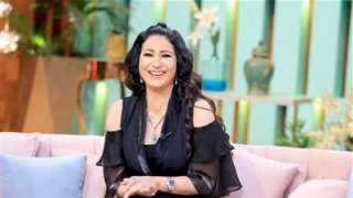 وفاء عامر: منى زكي هتغير...