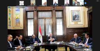 وزير الزراعة يجتمع مع مديري...