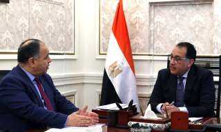 رئيس الوزراء يستعرض مع وزير...