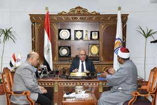 لبحث شكواهم .. محافظ قنا...