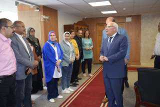 محافظ بورسعيد يلتقي بالعاملين داخل...