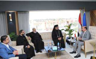 محافظ أسوان يستقبل وفد الأقباط...