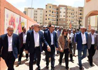 رئيس الوزراء يتفقد عدداً من...
