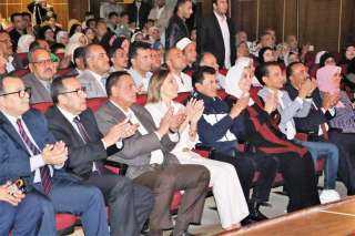 أشرف عطية يتابع مشاركة فرقة...