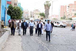 محافظ الشرقية يتفقد أعمال الرصف...