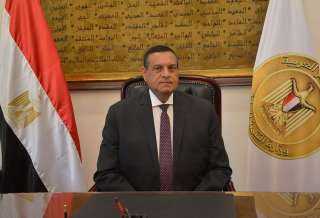 وزير التنمية المحلية يتلقي تقريراً...