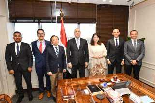 وزير الإسكان يلتقى مسئولى ”الهابيتات”...