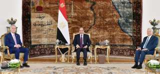 السيسى يستقبل وفداً رفيع المستوى...