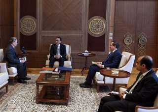 رئيس الوزراء يستعرض مع نائب...