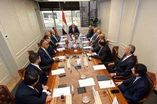 وزير الإسكان يلتقى مجموعة من...