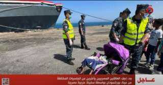 سفينة حربية مصرية تجلى مصريين...